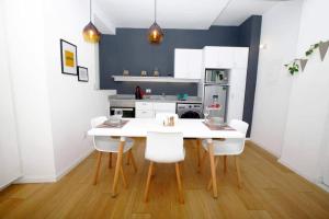 a kitchen with a white table and white chairs at Near Templo Mayor Smart Tv Rooftop in Mexico City +10 photos