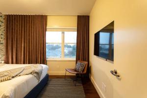 Una habitación de hotel con una cama y una ventana. en Heart Of 12 South, Near Downtown, Park Free- #14, en Nashville