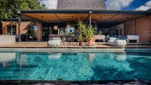 Swimmingpoolen hos eller tæt på Villa Balinaise dans son écrin tropical