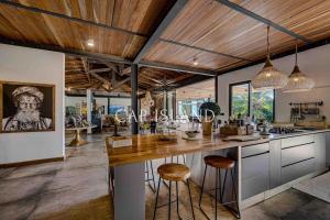 En restaurant eller et andet spisested på Villa Balinaise dans son écrin tropical