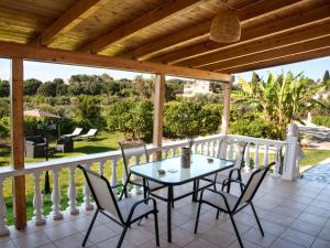 patio con mesa y sillas en el balcón en Green Retreat, en Spartia