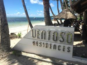 ボラカイにあるVentoso Hotel Boracayの海辺のホテルの看板