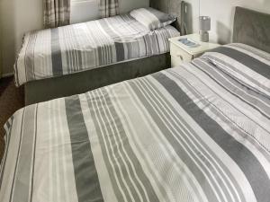 En eller flere senge i et værelse på Marsh Corner Van - Uk44668