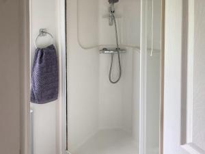 Et badeværelse på Marsh Corner Van - Uk44668