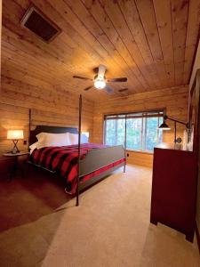 a bedroom with a bed and a ceiling fan at Idylllodge Exec Retreat 3king, In-town, On Creek in Idyllwild