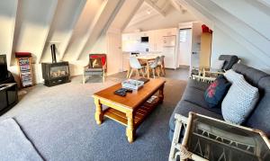 een woonkamer met een bank en een tafel bij Sunnyview - Lake Tekapo in Lake Tekapo