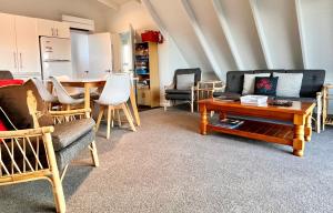 een woonkamer gevuld met meubels en een tafel bij Sunnyview - Lake Tekapo in Lake Tekapo