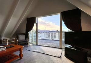 een woonkamer met een grote glazen schuifdeur bij Sunnyview - Lake Tekapo in Lake Tekapo