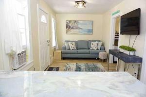 TV/trung tâm giải trí tại Pets OK! Steps to Ocean Center Walk to Beach!