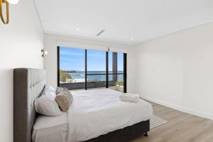 Ένα ή περισσότερα κρεβάτια σε δωμάτιο στο Luma at Malua Bay