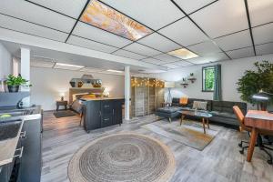 una sala de estar con un sofá y una mesa en Romantic Garden Studio - 1br - Indoor Fireplace, en Leicester