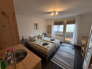 1 dormitorio con 1 cama y lavamanos. en Ferienzimmer Grabenweg, en Bad Rodach