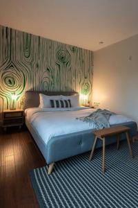1 dormitorio con 1 cama y una pared verde y blanca en Heart Of 12 South, Near Downtown, Park Free - #2, en Nashville