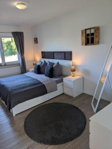 RimparにあるFerienwohnungHeimatgefühlの青い掛け布団が敷かれたベッドのある寝室