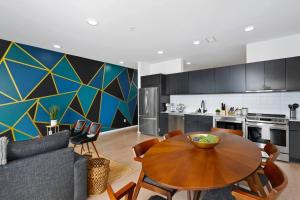 Η κουζίνα ή μικρή κουζίνα στο Downtown Modern Condo 1 Mi To Broadway, Park Free