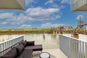 Μπαλκόνι ή βεράντα στο Downtown Modern Condo 1 Mi To Broadway, Park Free