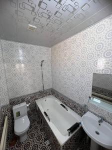 Bilik mandi di Tomaris