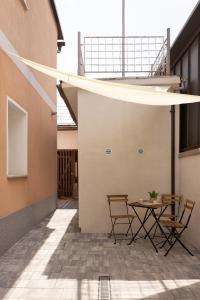 une cour avec une table et des chaises dans un bâtiment dans l'établissement Apartma Seničica, à Ljubljana