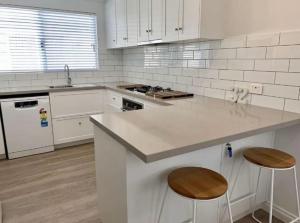 O bucătărie sau chicinetă la The Best Beach Cabin Family Stay Near Busselton