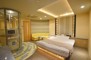 Una cama o camas en una habitación de ホテルレッツ