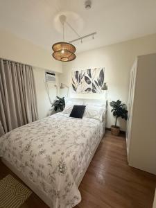 Ένα ή περισσότερα κρεβάτια σε δωμάτιο στο The Camden Place 2BR Haven Cozy Condo Apartment Unit +40 φωτογραφίες