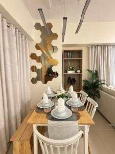 Χώρος καθιστικού στο The Camden Place 2BR Haven Cozy Condo Apartment Unit