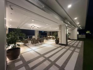 Χώρος καθιστικού στο The Camden Place 2BR Haven Cozy Condo Apartment Unit