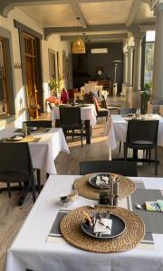 HermonにあるHephzibah inn Guest house and venueの白いテーブルと椅子、テーブルサーチャー付きのレストラン