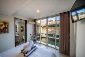 En eller flere senge i et værelse på Villa Lotus by Unicorn Villas Bali + 36 billeder