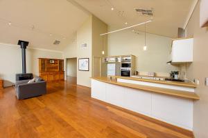 une cuisine vide et un salon avec parquet dans l'établissement Sky Blue Retreat Serene Family Getaway, à North Boyanup