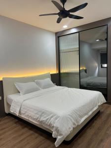 Postel nebo postele na pokoji v ubytování Cozy Nook Stay Bukit Tinggi 2