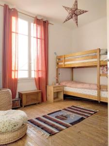 a bedroom with a bunk bed and a star at Maison charmante - 10 min de Paris in Montreuil
