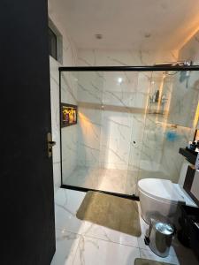 Bilik mandi di Alugo apartamento para COP 30