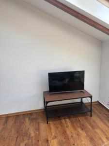 a living room with a tv and a table at Wohnung mit Galerie in Prenzlau