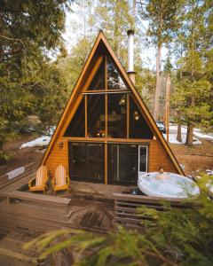 ein Haus mit einer Badewanne auf einer Terrasse in der Unterkunft Idyllcove Spa, Fenced-yard, Ac, Fireplace, Dog Ok in Idyllwild