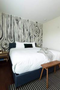 1 dormitorio con 1 cama con papel pintado en blanco y negro en Heart Of 12 South, Near Downtown, Park Free - #8, en Nashville