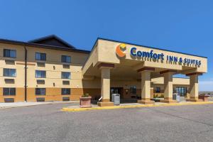 a building with a sign that reads comfort inn and suites at Comfort Inn & Suites Gateway to Glacier National Park in Shelby