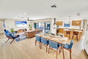 a kitchen and living room with a table and chairs at Open Concept Bungalow Beach Proximity Lush Neighborhood Pearl Key in Fort Lauderdale