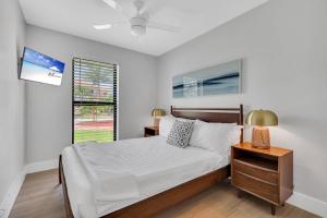 a bedroom with a bed and a window at Open Concept Bungalow Beach Proximity Lush Neighborhood Pearl Key in Fort Lauderdale +28 photos