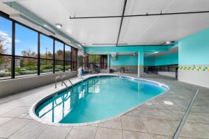 a swimming pool in a building with windows at Comfort Suites Knoxville West - Farragut in Knoxville