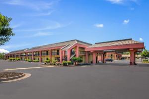 an empty parking lot in front of a motel at Quality Inn Fredericksburg-Central Park Area in Fredericksburg