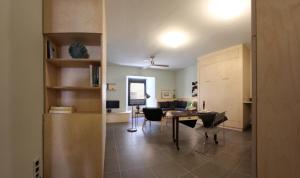 a dining room and living room with a table and chairs at Precioso estudio de espacio diáfano, en centro Empordà Costa Brava in Torroella de Montgrí