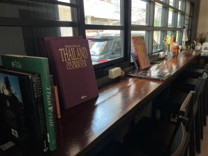 Televiisor ja/või meelelahutuskeskus majutusasutuses Luck Yimm Hostel