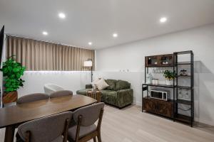 ein Wohnzimmer mit Tisch und Couch in der Unterkunft Cozy 1bedroom Unit near City College of SF & Bart Station in San Francisco + 22 Fotos