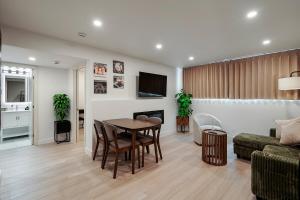 ein Wohnzimmer mit Tisch und Couch in der Unterkunft Cozy 1bedroom Unit near City College of SF & Bart Station in San Francisco