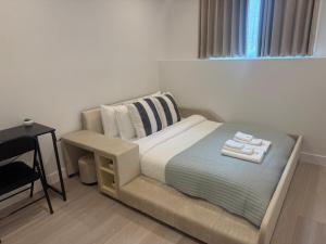 ein Schlafzimmer mit einem Bett mit zwei Handtüchern darauf in der Unterkunft Cozy 1bedroom Unit near City College of SF & Bart Station in San Francisco