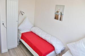 a room with a red and white bench with a lamp at Am Rundsteg 8 in Burgtiefe auf Fehmarn  +10 photos