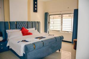 伊斯兰堡Regal Horizon Guest House Islamabad的卧室里有一张带蓝色床头板的大床 更多14张照片