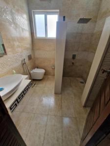 伊斯兰堡Regal Horizon Guest House Islamabad的一间带水槽和卫生间的大浴室