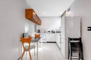 Kuchyň nebo kuchyňský kout v ubytování Las Olas Hammocks Unit 4 By Pmi